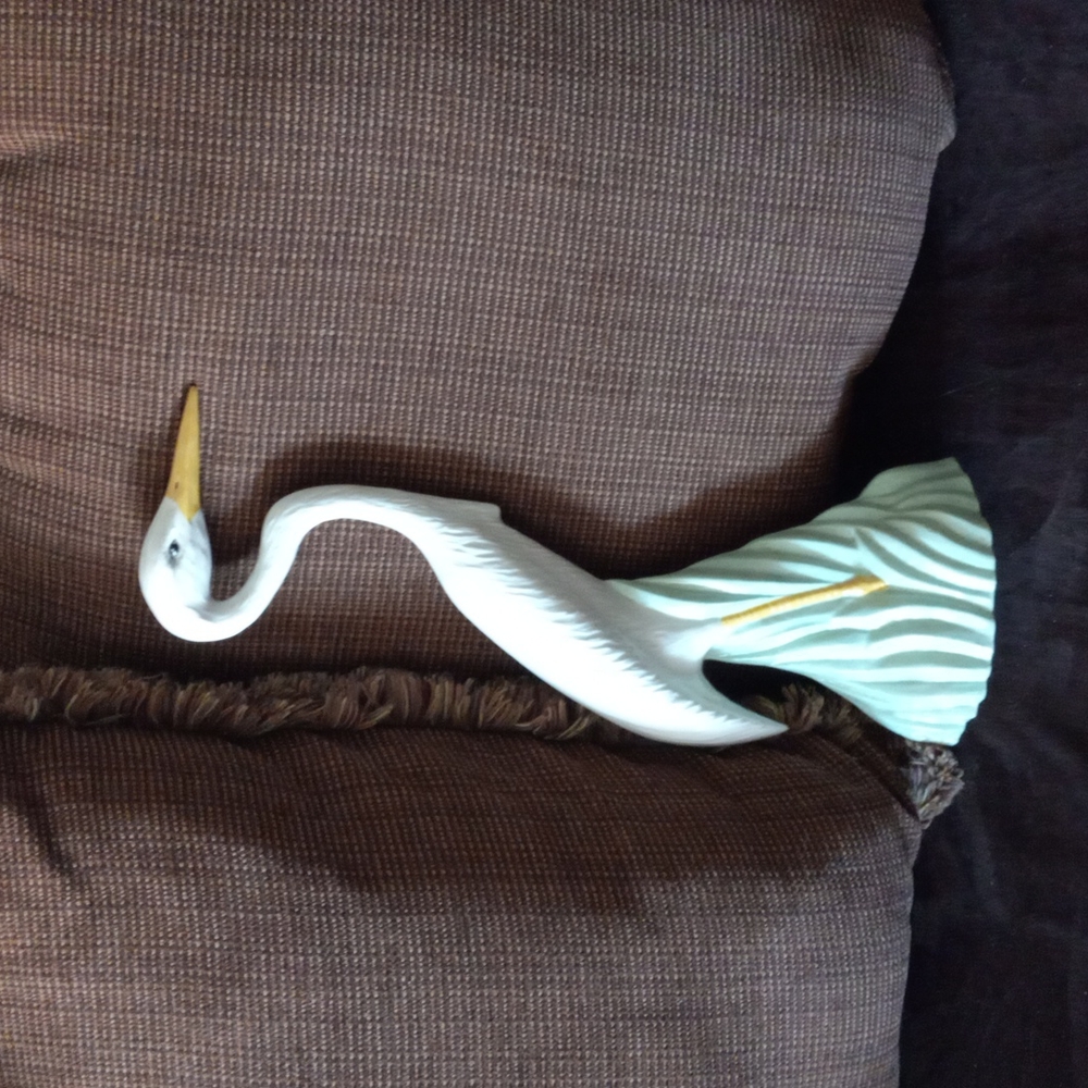 Stork bird. Has a small piece of paint missing at bottom, barely noticeable. - Picture 1 of 4